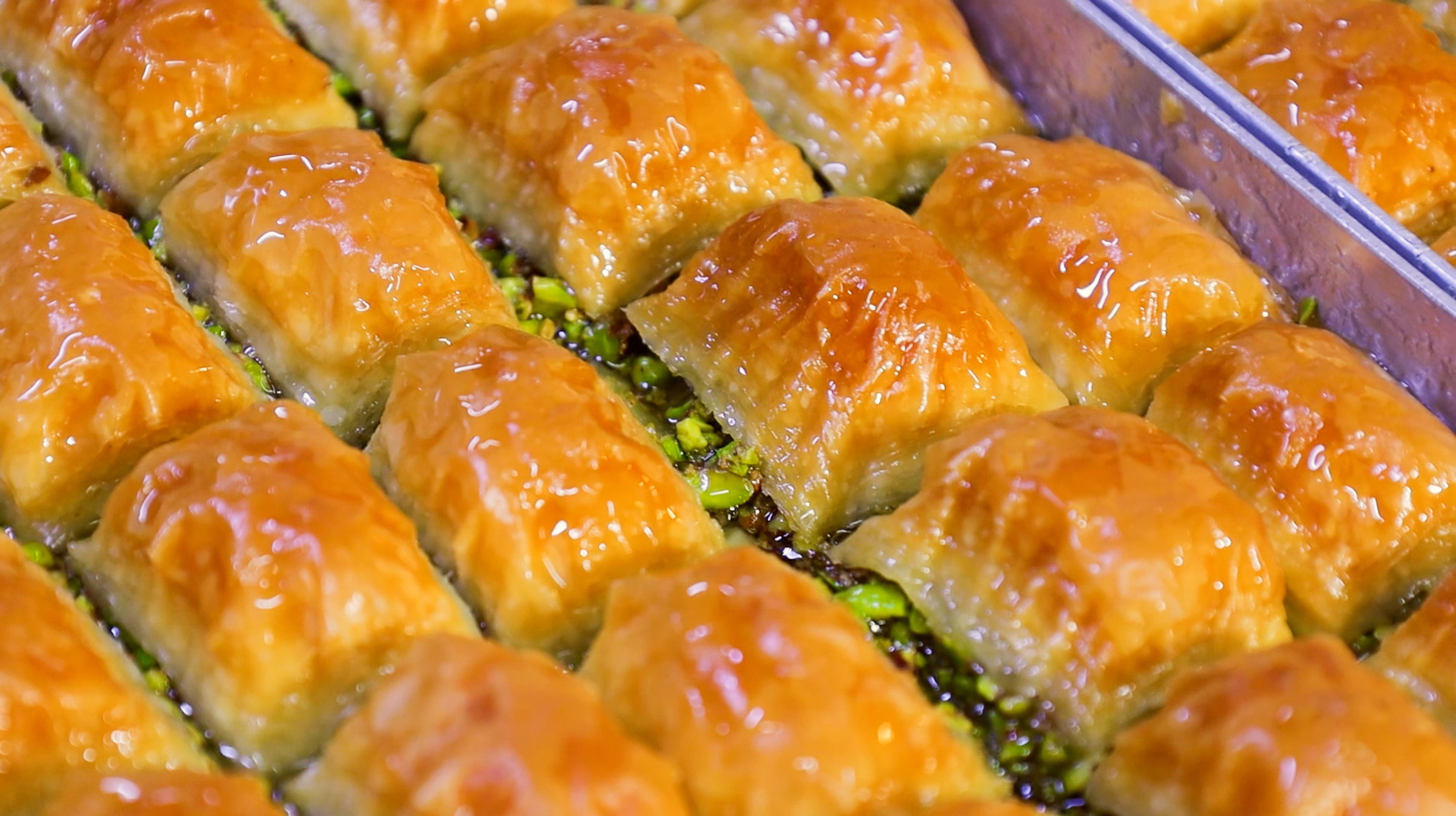Fıstıklı baklava şerbet dökümü