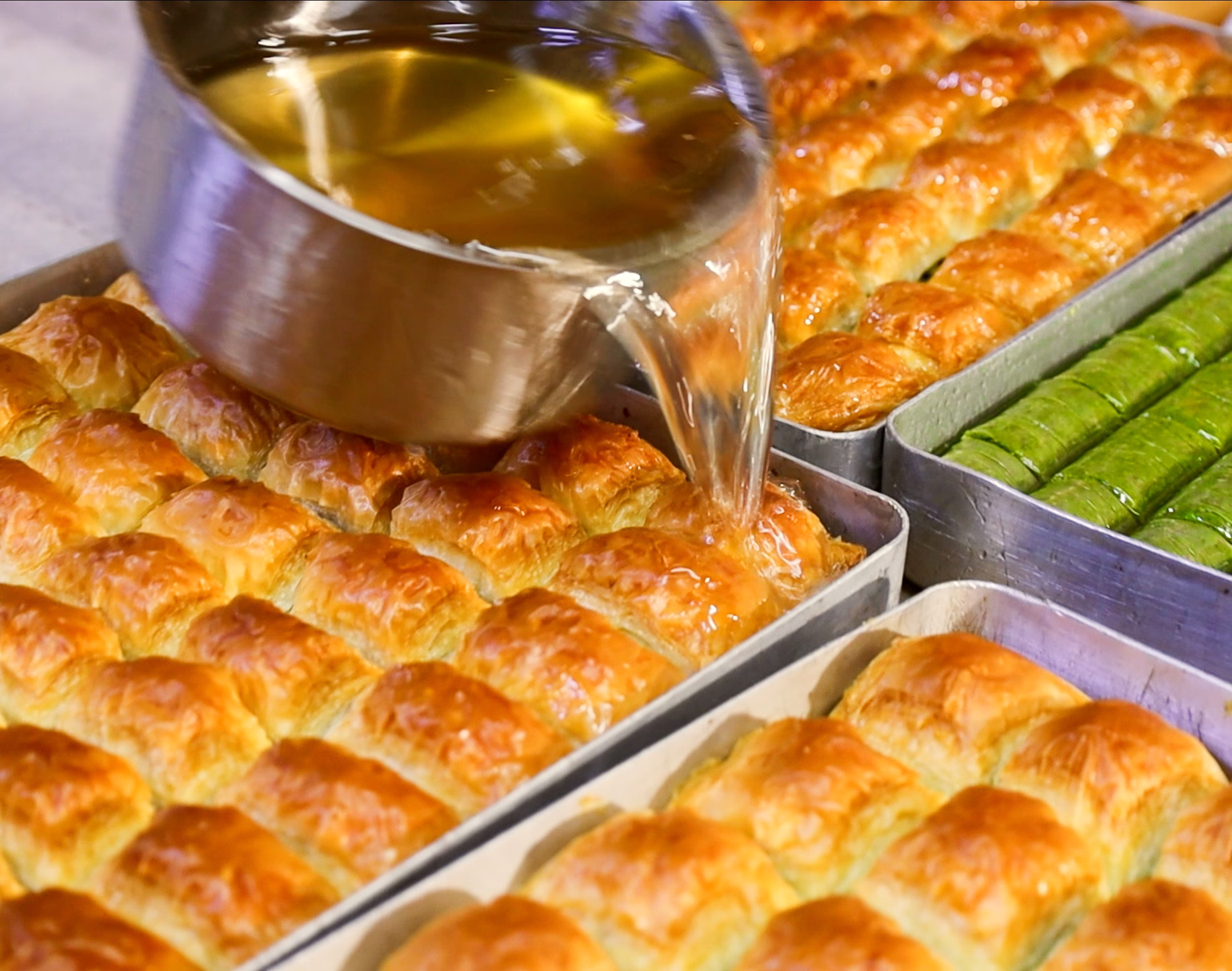 Fıstıklı baklava şerbetleniyor